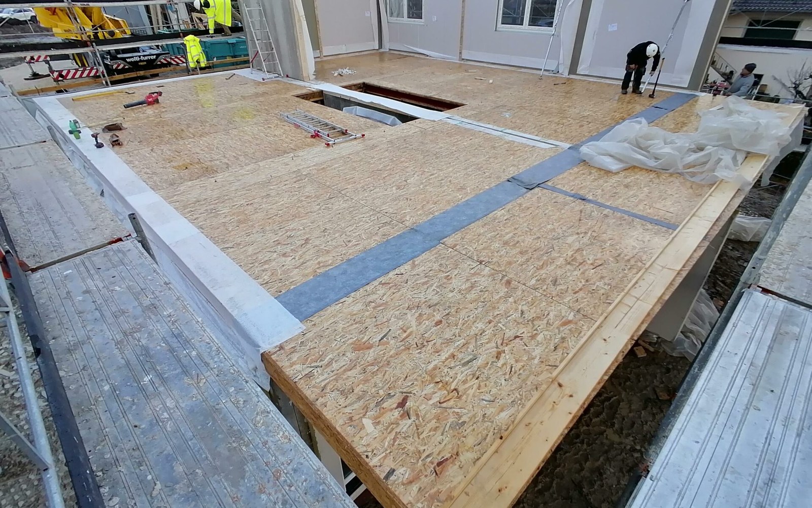 Vorgefertigtes Holzrahmenbau-Element als Teil eines Wohngebäudes