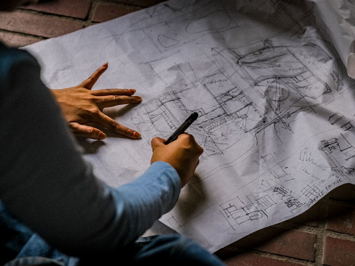 Handskizze eines Grundrisses während der Planung eines kompakten Hauses