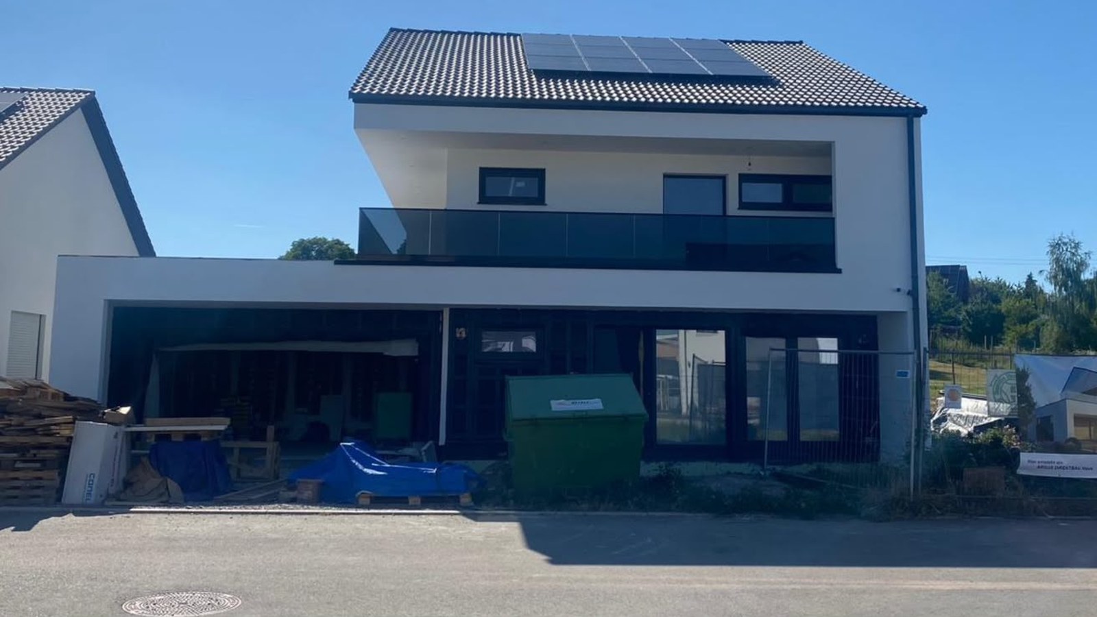 Projekt Sulgen mit heller Putzfassade, Satteldach und Photovoltaikanlage im Bau