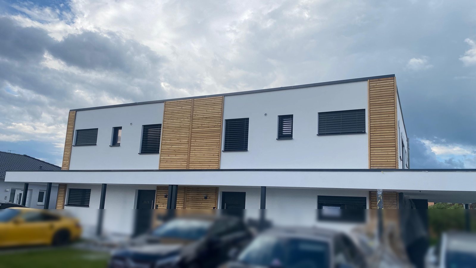 Authentischer Projektstand eines Wohnhauses als Referenzbild